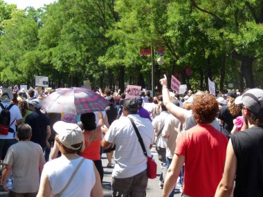 Madrid, İspanya; 19 Haziran 2011. 15-M Hareketi liderliğindeki 19-J protestoları sırasında Madrid 'de büyük bir gösteri. Fotoğraf 19 Haziran 2011 'de Madrid, İspanya' da çekildi.