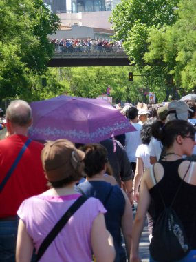 Madrid, İspanya; 19 Haziran 2011. 15-M Hareketi liderliğindeki 19-J protestoları sırasında Madrid 'de büyük bir gösteri. Fotoğraf 19 Haziran 2011 'de Madrid, İspanya' da çekildi.