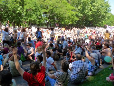 Madrid, İspanya; 19 Haziran 2011. 15-M Hareketi liderliğindeki 19-J protestoları sırasında Madrid 'de büyük bir gösteri. Fotoğraf 19 Haziran 2011 'de Madrid, İspanya' da çekildi.
