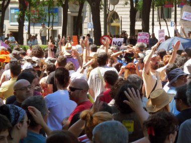 Madrid, İspanya; 19 Haziran 2011. 15-M Hareketi liderliğindeki 19-J protestoları sırasında Madrid 'de büyük bir gösteri. Fotoğraf 19 Haziran 2011 'de Madrid, İspanya' da çekildi.
