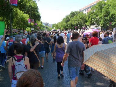 Madrid, İspanya; 19 Haziran 2011. 15-M Hareketi liderliğindeki 19-J protestoları sırasında Madrid 'de büyük bir gösteri. Fotoğraf 19 Haziran 2011 'de Madrid, İspanya' da çekildi.