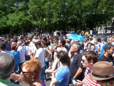 Madrid, İspanya; 19 Haziran 2011. 15-M Hareketi liderliğindeki 19-J protestoları sırasında Madrid 'de büyük bir gösteri. Fotoğraf 19 Haziran 2011 'de Madrid, İspanya' da çekildi.