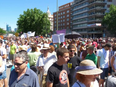 Madrid, İspanya; 19 Haziran 2011. 15-M Hareketi liderliğindeki 19-J protestoları sırasında Madrid 'de büyük bir gösteri. Fotoğraf 19 Haziran 2011 'de Madrid, İspanya' da çekildi.