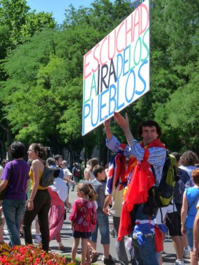 Madrid, İspanya; 19 Haziran 2011. 15-M Hareketi liderliğindeki 19-J protestoları sırasında Madrid 'de büyük bir gösteri. Fotoğraf 19 Haziran 2011 'de Madrid, İspanya' da çekildi.