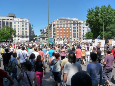 Madrid, İspanya; 19 Haziran 2011. 15-M Hareketi liderliğindeki 19-J protestoları sırasında Madrid 'de büyük bir gösteri. Fotoğraf 19 Haziran 2011 'de Madrid, İspanya' da çekildi.