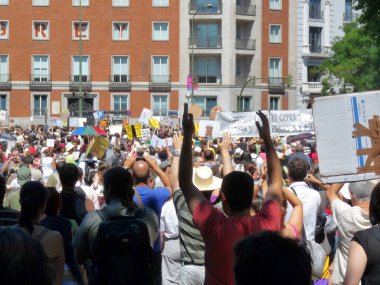 Madrid, İspanya; 19 Haziran 2011. 15-M Hareketi liderliğindeki 19-J protestoları sırasında Madrid 'de büyük bir gösteri. Fotoğraf 19 Haziran 2011 'de Madrid, İspanya' da çekildi.