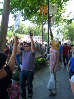 Madrid, İspanya; 19 Haziran 2011. 15-M Hareketi liderliğindeki 19-J protestoları sırasında Madrid 'de büyük bir gösteri. Fotoğraf 19 Haziran 2011 'de Madrid, İspanya' da çekildi.