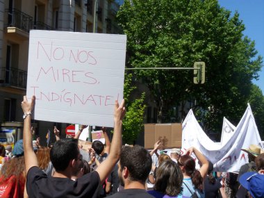 Madrid, İspanya; 19 Haziran 2011. 15-M Hareketi liderliğindeki 19-J protestoları sırasında Madrid 'de büyük bir gösteri. Fotoğraf 19 Haziran 2011 'de Madrid, İspanya' da çekildi.