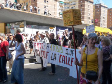 Madrid, İspanya; 19 Haziran 2011. 15-M Hareketi liderliğindeki 19-J protestoları sırasında Madrid 'de büyük bir gösteri. Fotoğraf 19 Haziran 2011 'de Madrid, İspanya' da çekildi.