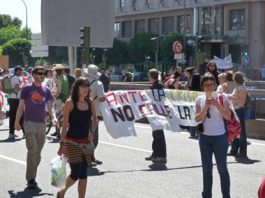 Madrid, İspanya; 19 Haziran 2011. 15-M Hareketi liderliğindeki 19-J protestoları sırasında Madrid 'de büyük bir gösteri. Fotoğraf 19 Haziran 2011 'de Madrid, İspanya' da çekildi.