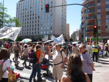 Madrid, İspanya; 19 Haziran 2011. 15-M Hareketi liderliğindeki 19-J protestoları sırasında Madrid 'de büyük bir gösteri. Fotoğraf 19 Haziran 2011 'de Madrid, İspanya' da çekildi.