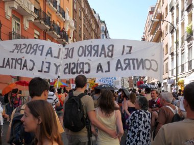 Madrid, İspanya; 19 Haziran 2011. 15-M Hareketi liderliğindeki 19-J protestoları sırasında Madrid 'de büyük bir gösteri. Fotoğraf 19 Haziran 2011 'de Madrid, İspanya' da çekildi.