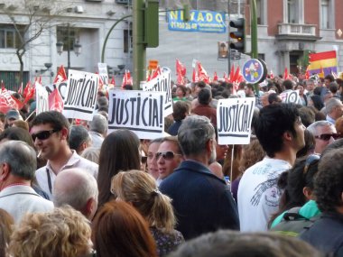 Madrid, İspanya; 29 Mart 2012. Madrid 'deki 29-M genel grevi sırasında 15-M hareketinin önderliğinde büyük bir gösteri yapıldı. Fotoğraf: 29 Mart 2012, Madrid, İspanya