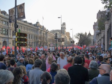 Madrid, İspanya; 29 Mart 2012. Madrid 'deki 29-M genel grevi sırasında 15-M hareketinin önderliğinde büyük bir gösteri yapıldı. Fotoğraf: 29 Mart 2012, Madrid, İspanya