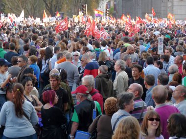 Madrid, İspanya; 29 Mart 2012. Madrid 'deki 29-M genel grevi sırasında 15-M hareketinin önderliğinde büyük bir gösteri yapıldı. Fotoğraf: 29 Mart 2012, Madrid, İspanya
