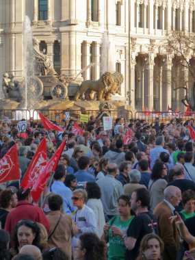 Madrid, İspanya; 29 Mart 2012. Madrid 'deki 29-M genel grevi sırasında 15-M hareketinin önderliğinde büyük bir gösteri yapıldı. Fotoğraf: 29 Mart 2012, Madrid, İspanya