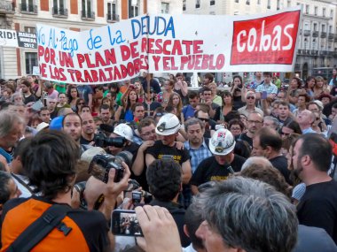 Madrid, İspanya; 11 Temmuz 2012. Madrid 'de grevde olan Asturyalı madenciler büyük bir destek gösterisiyle karşılanıyor. 15-M hareketi. Fotoğraf 11 Temmuz 2012 'de Madrid, İspanya' da çekildi