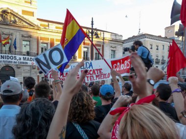 Madrid, İspanya; 11 Temmuz 2012. Madrid 'de grevde olan Asturyalı madenciler büyük bir destek gösterisiyle karşılanıyor. 15-M hareketi. Fotoğraf 11 Temmuz 2012 'de Madrid, İspanya' da çekildi