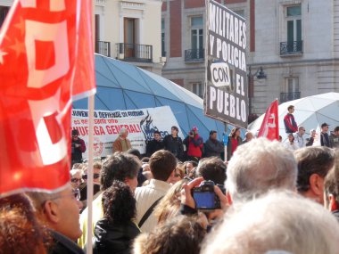 Madrid, İspanya; 19 Şubat 2012. 15-M Hareketi liderliğindeki 19-F protestoları sırasında Madrid 'de büyük bir gösteri. Fotoğraf 19 Şubat 2012 'de Madrid, İspanya' da çekildi.