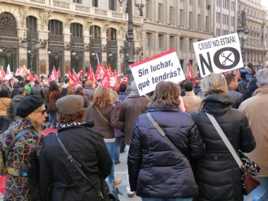 Madrid, İspanya; 19 Şubat 2012. 15-M Hareketi liderliğindeki 19-F protestoları sırasında Madrid 'de büyük bir gösteri. Fotoğraf 19 Şubat 2012 'de Madrid, İspanya' da çekildi.