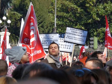 Madrid, İspanya; 19 Şubat 2012. 15-M Hareketi liderliğindeki 19-F protestoları sırasında Madrid 'de büyük bir gösteri. Fotoğraf 19 Şubat 2012 'de Madrid, İspanya' da çekildi.
