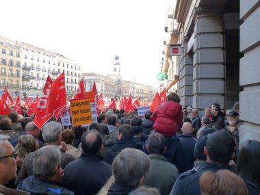 Madrid, İspanya; 19 Şubat 2012. 15-M Hareketi liderliğindeki 19-F protestoları sırasında Madrid 'de büyük bir gösteri. Fotoğraf 19 Şubat 2012 'de Madrid, İspanya' da çekildi.