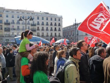 Madrid, İspanya; 19 Şubat 2012. 15-M Hareketi liderliğindeki 19-F protestoları sırasında Madrid 'de büyük bir gösteri. Fotoğraf 19 Şubat 2012 'de Madrid, İspanya' da çekildi.