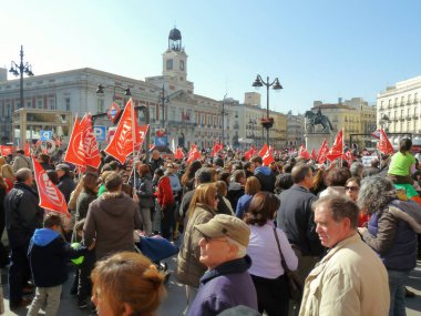 Madrid, İspanya; 19 Şubat 2012. 15-M Hareketi liderliğindeki 19-F protestoları sırasında Madrid 'de büyük bir gösteri. Fotoğraf 19 Şubat 2012 'de Madrid, İspanya' da çekildi.