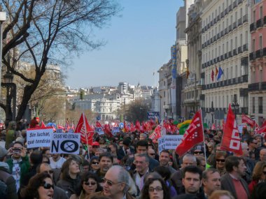 Madrid, İspanya; 19 Şubat 2012. 15-M Hareketi liderliğindeki 19-F protestoları sırasında Madrid 'de büyük bir gösteri. Fotoğraf 19 Şubat 2012 'de Madrid, İspanya' da çekildi.