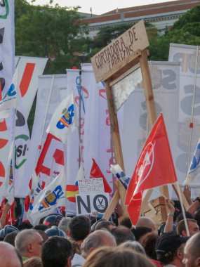Madrid, İspanya; 19 Temmuz 2012. 15-M Hareketi liderliğindeki 19-J protestoları sırasında Madrid 'de büyük bir gösteri. Fotoğraf 19 Temmuz 2012 'de Madrid, İspanya' da çekildi.