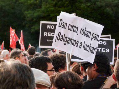 Madrid, İspanya; 19 Temmuz 2012. 15-M Hareketi liderliğindeki 19-J protestoları sırasında Madrid 'de büyük bir gösteri. Fotoğraf 19 Temmuz 2012 'de Madrid, İspanya' da çekildi.