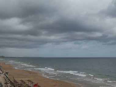 Bulutlu bir yaz sabahı Valencia, İspanya 'da sakin bir deniz manzarası