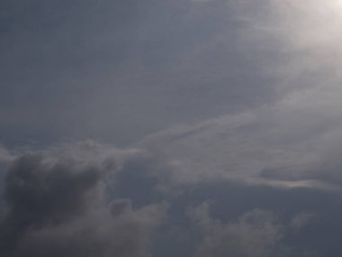 Güneşli yaz gökyüzü bulutlu bir günde