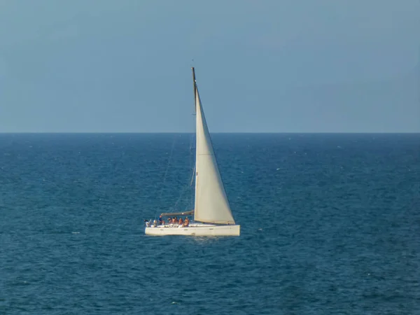 Żaglówka Pływająca Spokojnym Morzu Letni Dzień — Zdjęcie stockowe