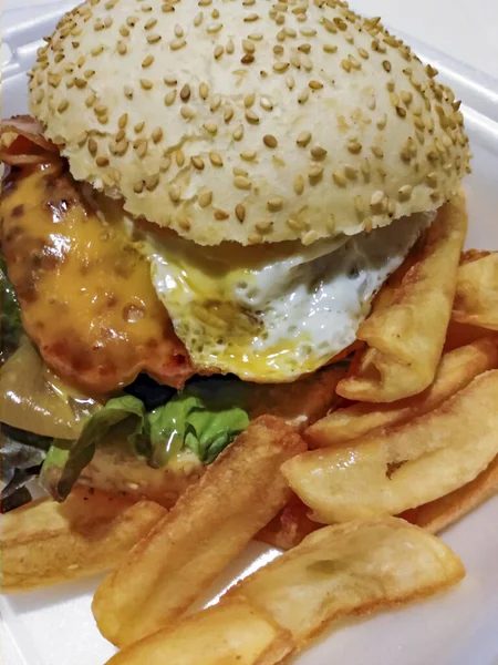 Hamburguesa Con Tocino Huevo Queso Derretido Con Papas Fritas Lado —  Fotos de Stock