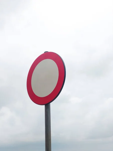 Panneau Interdiction Vierge Sous Ciel Presque Blanc — Photo