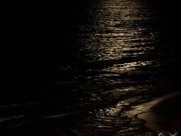수면에 달빛을 재현하는 — 스톡 사진
