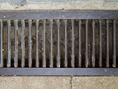 Paslı kanalizasyon ızgarası şehrin zemininde
