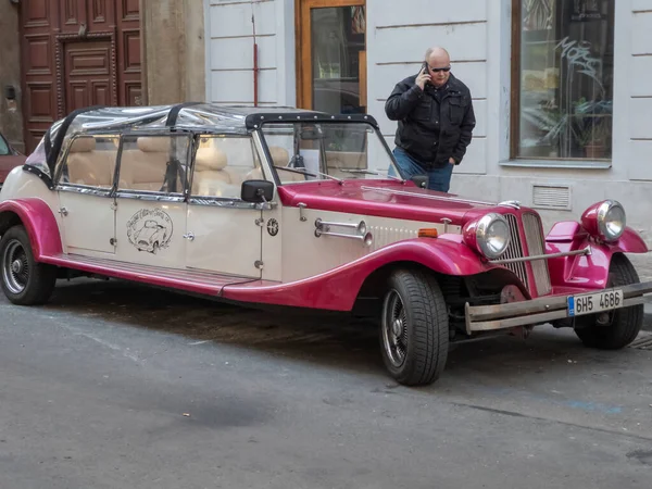 Praga Republika Czeska Lutego 2019 Vintage Wynajem Samochodów Zaparkowanych Ulicy — Zdjęcie stockowe