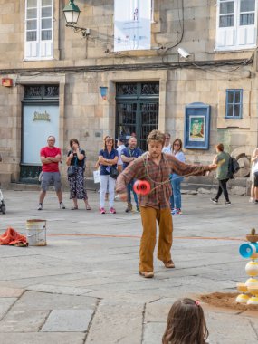 Santiago de Compostela, İspanya; 16 Ağustos 2019. Santiago de Compostela 'nın merkezinde sokak sanatçısı hokkabazlığı yapıyor.
