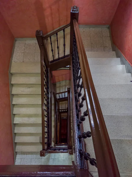 マドリードの古い建物の幾何学的な階段のトップビュー — ストック写真