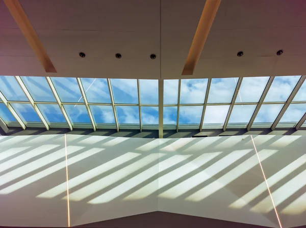 Moderne Gebäudedecke Mit Einem Großen Dachfenster Durch Das Ein Blauer — Stockfoto