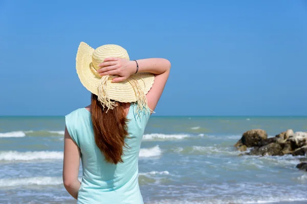Mädchen schaut auf das Meer — Stockfoto