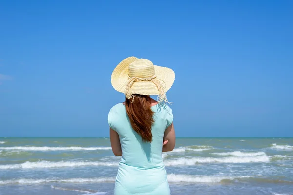 Ragazza guardando il mare Immagini Stock Royalty Free