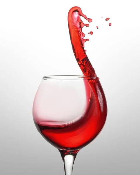 Splash Vinho Tinto Copo Close Fundo Branco — Fotografia de Stock