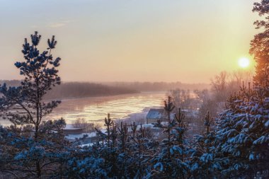 Gün batımında nehir manzaralı kış manzarası