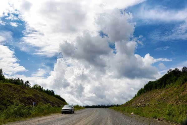 Osobní Automobil Silnici Mezi Horami Pozadí Modré Oblohy Mraky — Stock fotografie