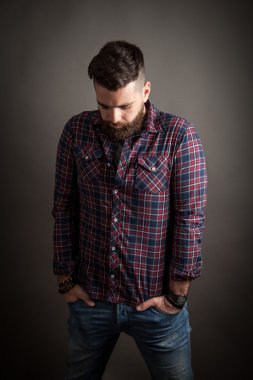 Sakallı genç yakışıklı hipster