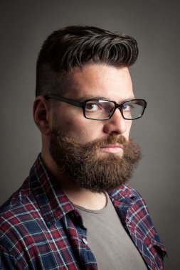 Sakallı genç yakışıklı hipster