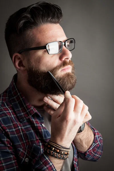 Jeune hipster beau avec barbe — Photo